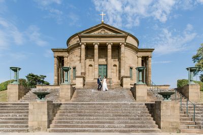 Grabkapelle auf dem Württemberg, Ehepaar auf dem Treppen der Grabkapelle