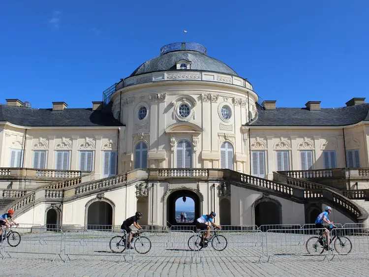 Foto: Staatliche Schlösser und Gärten Baden- Württemberg, Christiane König- Lorch Schloss Solitude, Radfahrer vor Schloss Solitude