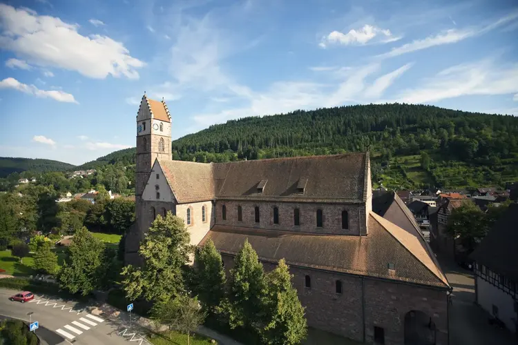Foto: Staatliche Schlösser und Gärten Baden-Württemberg, Achim Mende Kloster Alpirsbach, Klosterkirche vor blauem Himmel